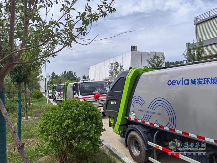 為城市美好而深度定制 歐馬可S1環(huán)衛(wèi)清運(yùn)車(chē)批量交付