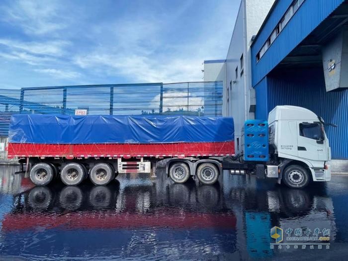 上汽紅巖CNG重卡燒氣不費(fèi)跑車(chē)不貴？來(lái)聽(tīng)聽(tīng)新疆卡友怎么說(shuō)