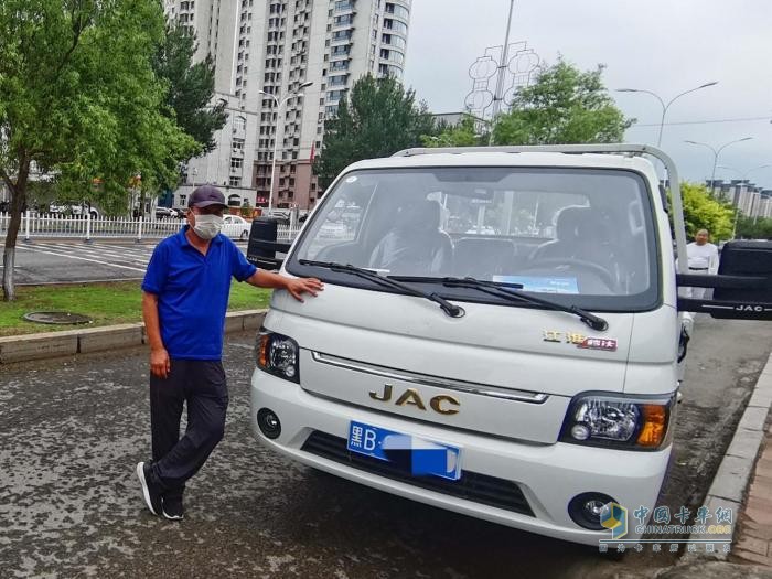 拉水果一車“兩”用，江淮1卡愷達(dá)是他的“解悶”神器