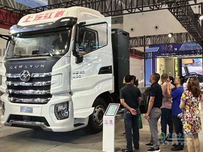 技術(shù)融合加速向新轉(zhuǎn)綠 上汽紅巖智能網(wǎng)聯(lián)新能源重卡亮相2023智博會