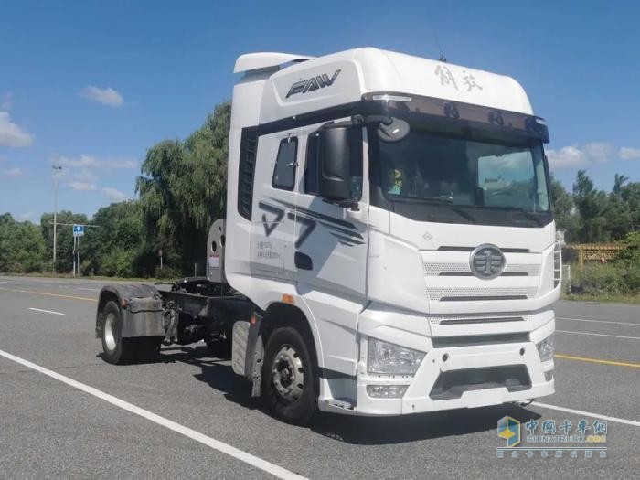 沙場秋點兵:一汽解放“大馬力”燃?xì)廛噺妱輥硪u