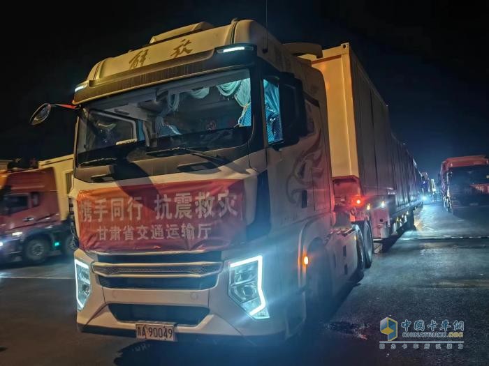 情暖甘肅 共克時艱 解放“使者”與災區(qū)同胞共渡難關(guān)