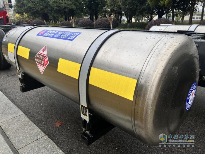 大方量長(zhǎng)續(xù)航低氣耗  乘龍H5 LNG大單橋成快遞新寵兒