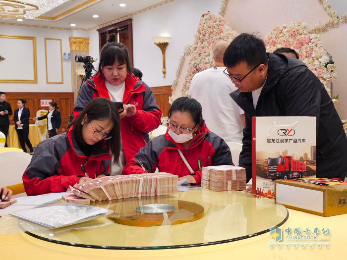 強(qiáng)勁可靠，用戶認(rèn)可 上汽紅巖杰獅C6自卸車助力哈爾濱品質(zhì)城建