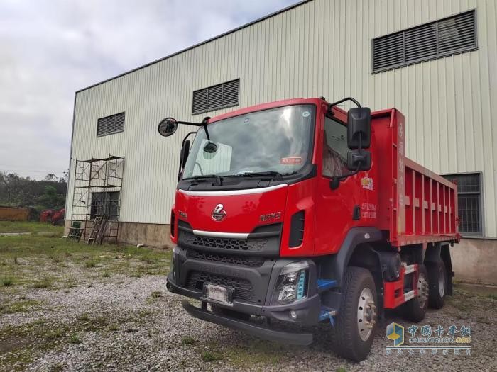 三軸載重兩軸油耗，乘龍M3提升橋自卸車擁有眾多鈔能力