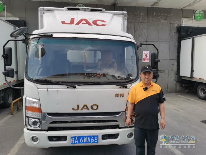 安徽合肥蘇師傅：老鄉(xiāng)雞走向全國，江淮1卡全程護(hù)航，守護(hù)干凈、新鮮、衛(wèi)生