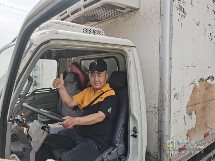 安徽合肥蘇師傅：老鄉(xiāng)雞走向全國，江淮1卡全程護(hù)航，守護(hù)干凈、新鮮、衛(wèi)生