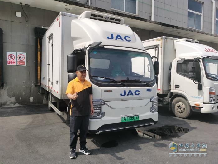 安徽合肥蘇師傅：老鄉(xiāng)雞走向全國，江淮1卡全程護(hù)航，守護(hù)干凈、新鮮、衛(wèi)生