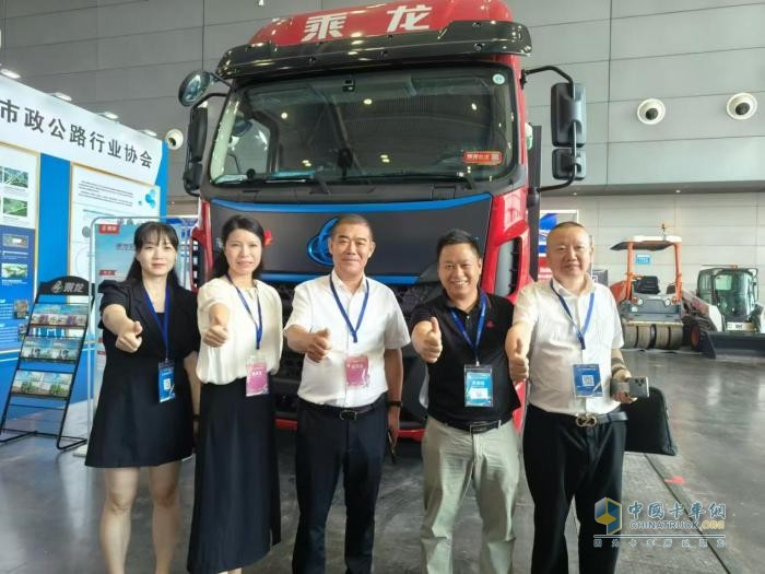 乘龍H5充換電牽引亮相市政工程展，新能源市政大有可為