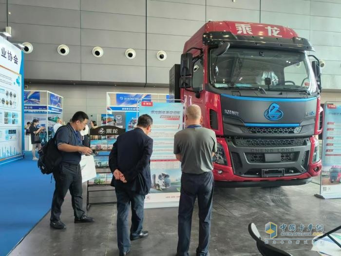 乘龍H5充換電牽引亮相市政工程展，新能源市政大有可為