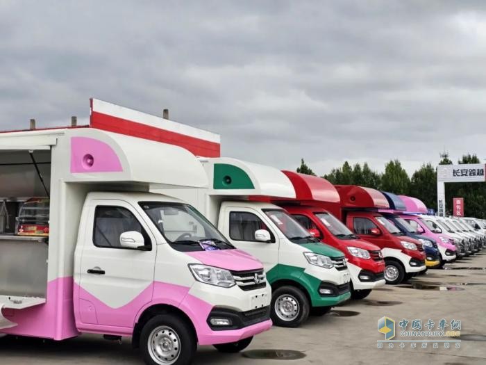 長安跨越翼展式售貨車：助陣重慶小面文化節(jié)，共享美食盛宴！