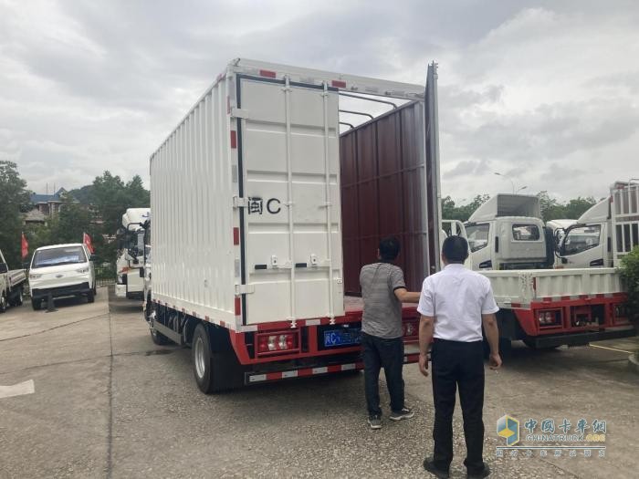 攜手江淮駿鈴A8運(yùn)服裝，泉州林師傅拼出美好未來