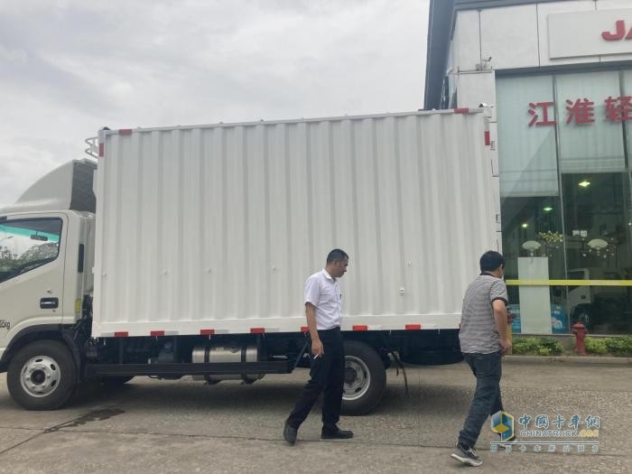 攜手江淮駿鈴A8運(yùn)服裝，泉州林師傅拼出美好未來