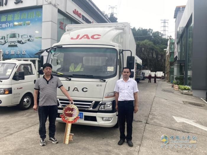 攜手江淮駿鈴A8運(yùn)服裝，泉州林師傅拼出美好未來