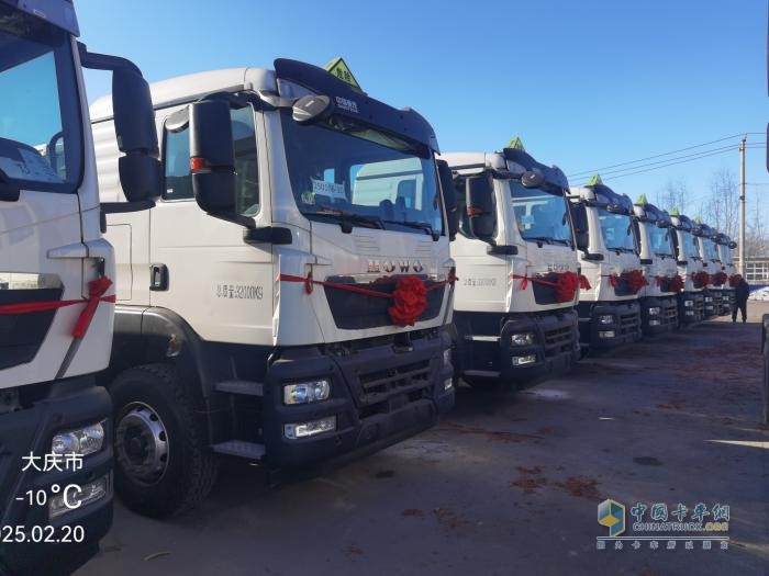 30輛中國(guó)重汽豪沃原油運(yùn)輸車正式交付，助力能源運(yùn)輸再升級(jí)！