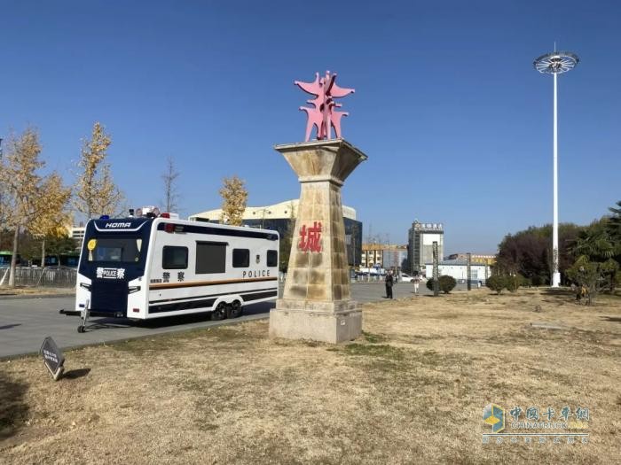 警務前移 觸角前伸—移動警務室以 “警” 護春色，用 “心” 筑平安