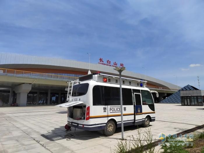 警務前移 觸角前伸—移動警務室以 “警” 護春色，用 “心” 筑平安