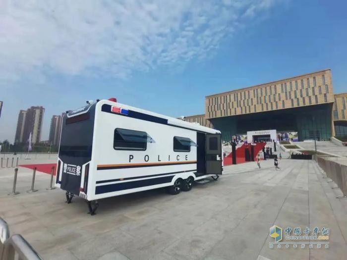 警務前移 觸角前伸—移動警務室以 “警” 護春色，用 “心” 筑平安