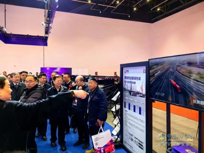 鑼響集團(tuán)攜“雙掛骨架列車”閃耀2025AMR中國(guó)國(guó)際汽保汽配展，創(chuàng)新技術(shù)引行業(yè)矚目！