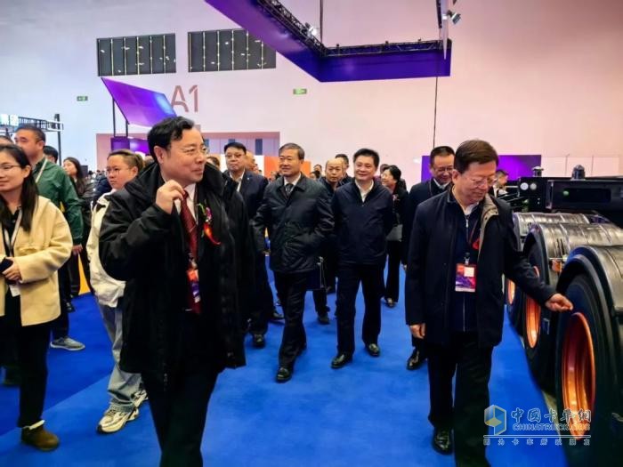 鑼響集團(tuán)攜“雙掛骨架列車”閃耀2025AMR中國(guó)國(guó)際汽保汽配展，創(chuàng)新技術(shù)引行業(yè)矚目！