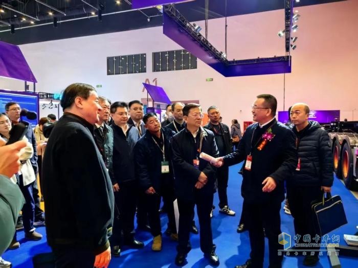 鑼響集團(tuán)攜“雙掛骨架列車”閃耀2025AMR中國(guó)國(guó)際汽保汽配展，創(chuàng)新技術(shù)引行業(yè)矚目！