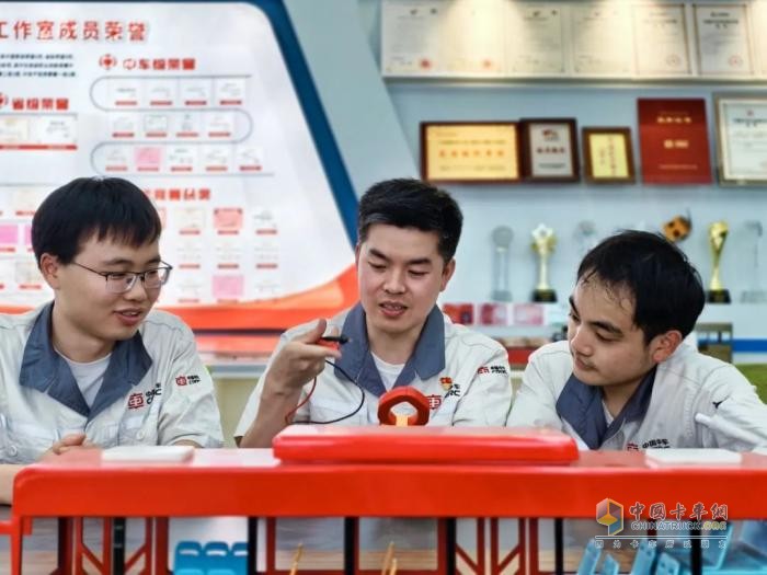 喜報(bào)！肖乾亮榮膺“湖南省勞動(dòng)模范”！