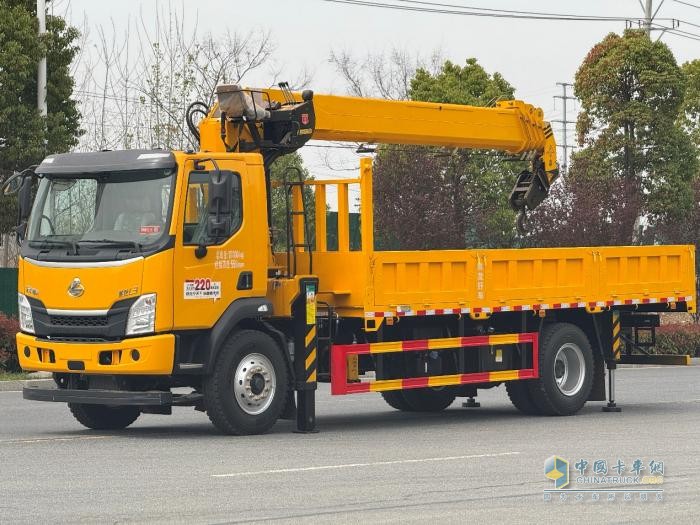 乘龍L3隨車吊：短軸距強(qiáng)動(dòng)力高承載，工程作業(yè)更高效