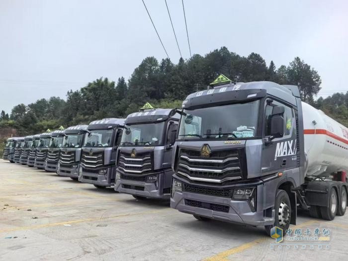 一次性采購二十臺(tái)豪沃 MAX 燃?xì)廛?！干的就是?；愤\(yùn)輸！