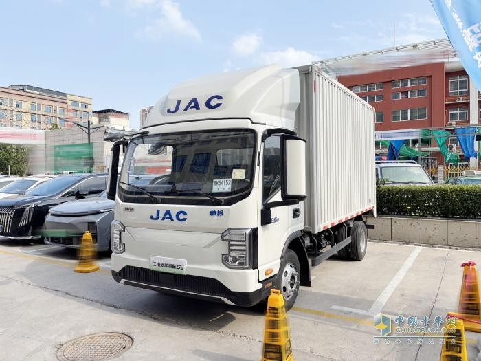 重構(gòu)中原綠色運(yùn)力規(guī)則！江淮新能源輕卡全場景解決方案登陸鄭州