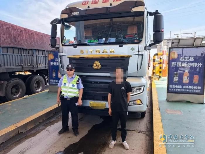 危化車“卸標(biāo)”上路，交警嚴(yán)懲不貸