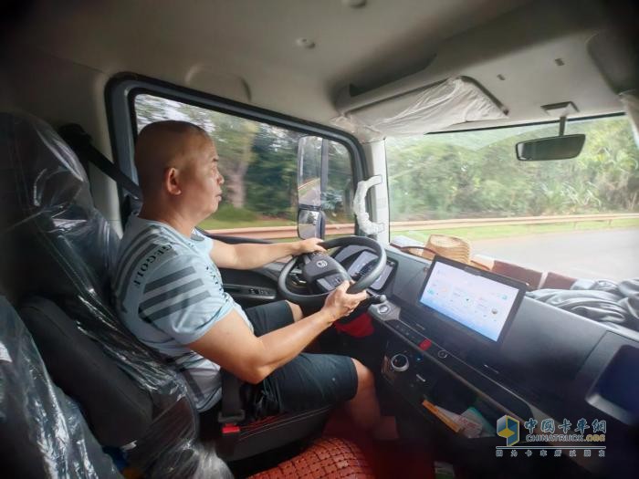 海島內(nèi)的靜流歲月 比亞迪T5與他駛向三十載光陰