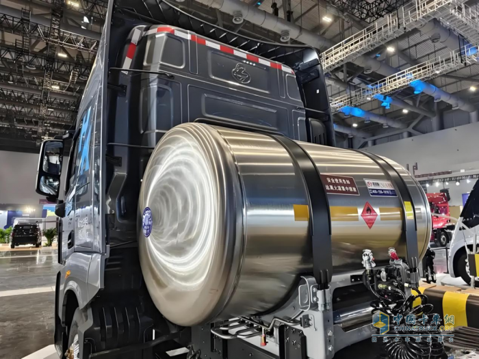 乘龍HK,LNG牽引車,物流運(yùn)輸