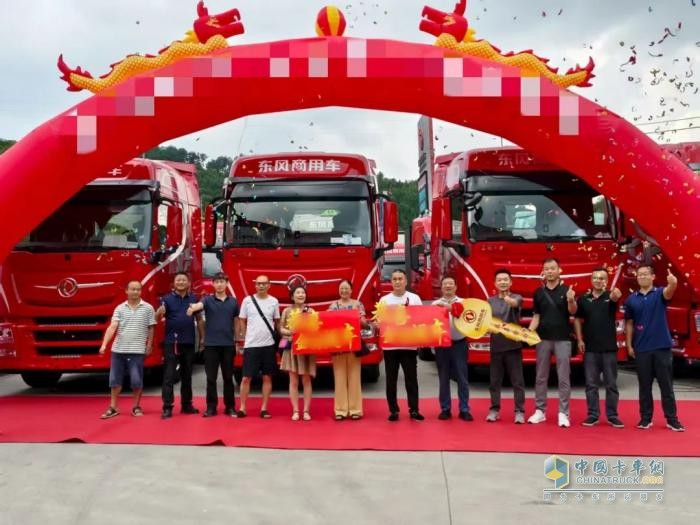 東風(fēng)龍擎3.0燃?xì)廛囐F陽交付！助力云貴煙草物流效能躍升