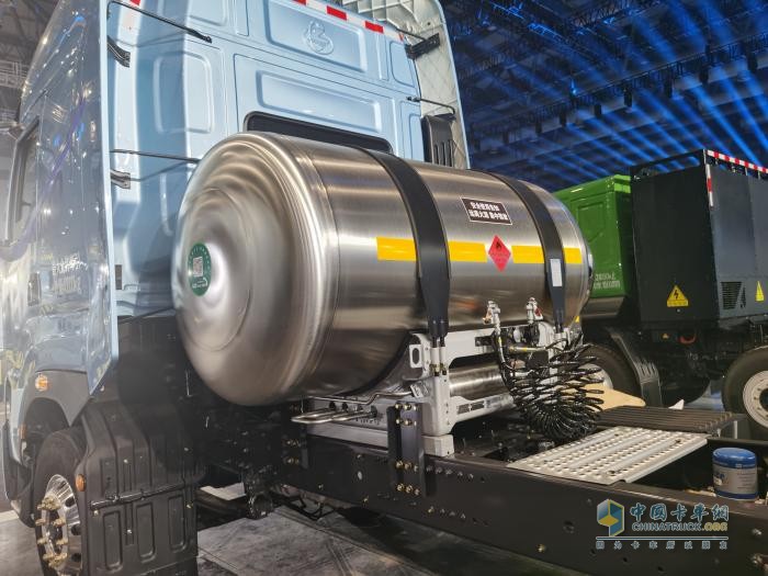 龍骨框架鑄安全，乘龍H7 Pro創(chuàng)贏版LNG牽引車長途運輸更安心