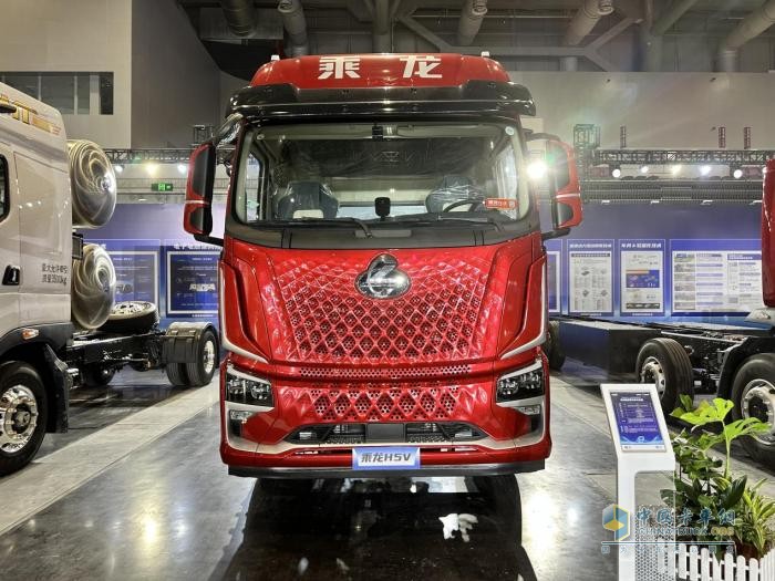 乘龍H5V創(chuàng)富版LNG牽引車：安全堡壘護航，創(chuàng)富安心無憂！