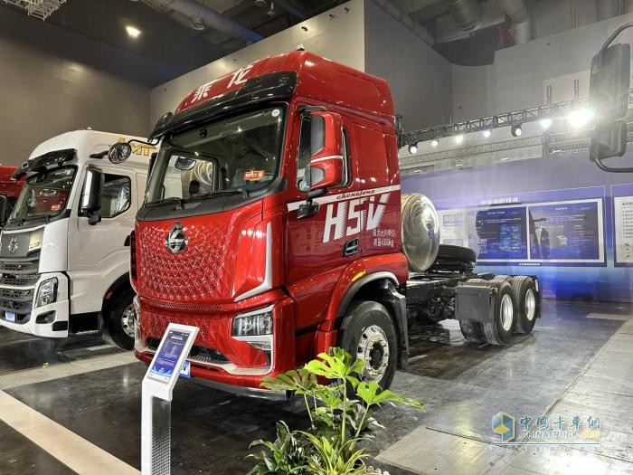 乘龍H5V創(chuàng)富版LNG牽引車：安全堡壘護航，創(chuàng)富安心無憂！