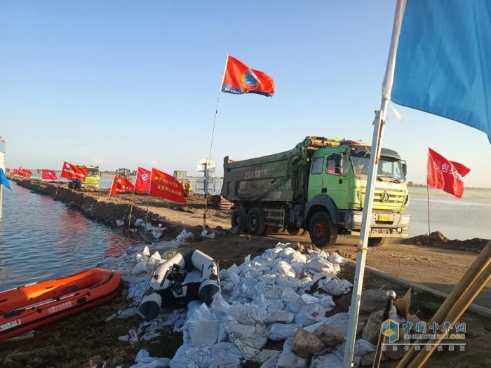 風雨同舟！北奔重汽與包頭土右旗共筑抗洪“暖心堤壩”