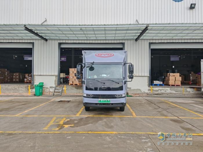 方向盤后的自由弧線 比亞迪與他的新生活