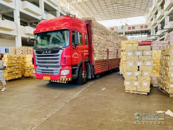 保障安徽800萬學(xué)子“課前到書”，江淮格爾發(fā)重卡不負(fù)重托，“書”送使命力量