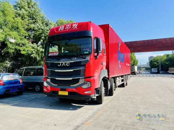 保障安徽800萬學(xué)子“課前到書”，江淮格爾發(fā)重卡不負(fù)重托，“書”送使命力量