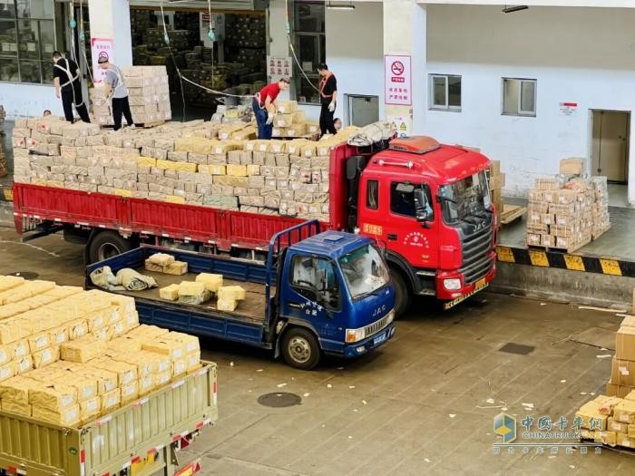 保障安徽800萬學(xué)子“課前到書”，江淮格爾發(fā)重卡不負(fù)重托，“書”送使命力量