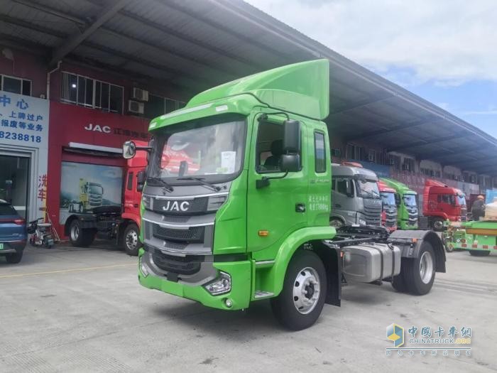 江淮格爾發(fā)重卡“朋友圈”再擴(kuò)容！45臺(tái)牽引車(chē)批量交付大客戶(hù)！