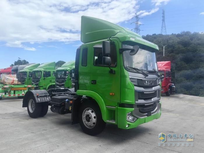 江淮格爾發(fā)重卡“朋友圈”再擴(kuò)容！45臺(tái)牽引車(chē)批量交付大客戶(hù)！