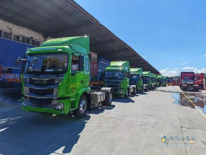 江淮格爾發(fā)重卡“朋友圈”再擴(kuò)容！45臺(tái)牽引車(chē)批量交付大客戶(hù)！