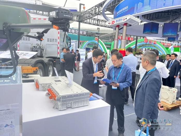 速豹亮相榆林國(guó)際煤博會(huì)：黑金剛新能源重卡與自研核心系統(tǒng)成焦點(diǎn)