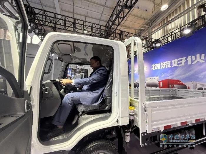 上汽躍進新車型閃耀2025服貿(mào)會 場景定制化技術創(chuàng)新直擊海外需求