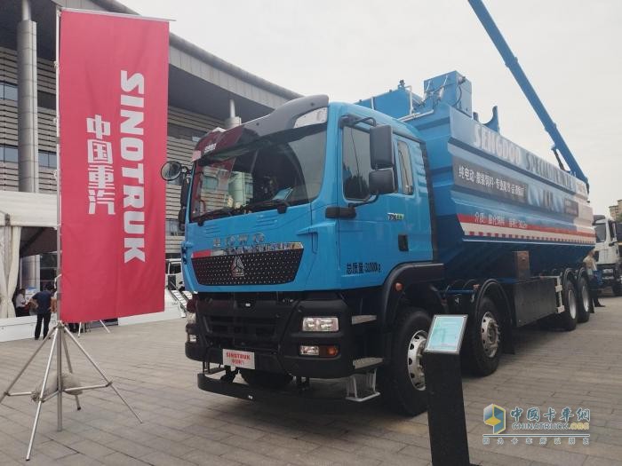 梁山車展暗藏“雙面棋局”：中國(guó)重汽專用車如何玩轉(zhuǎn)燃油與電動(dòng)？