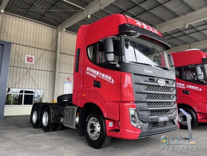 漢馬科技開創(chuàng)國內(nèi)重卡乘用化先河！華菱S11/X9智慧干線物流牽引車閃耀登場