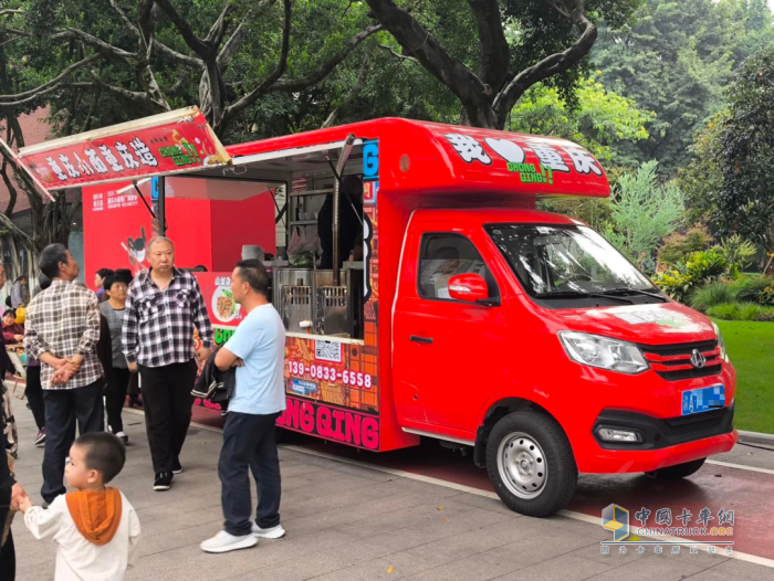長安跨越翼展式售貨車：助陣重慶小面文化節(jié)，共享美食盛宴！