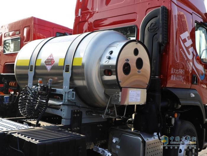 乘龍H5創(chuàng)業(yè)版LNG牽引車：省出來的利潤，全方位的安全！